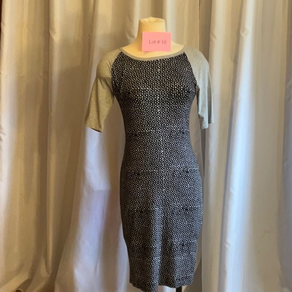 NWOT LULAROE dress with 1/2 length sleeves in size x small